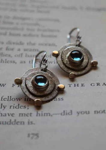 Sol de azur, aretes escape en plata, oro y zircón azul