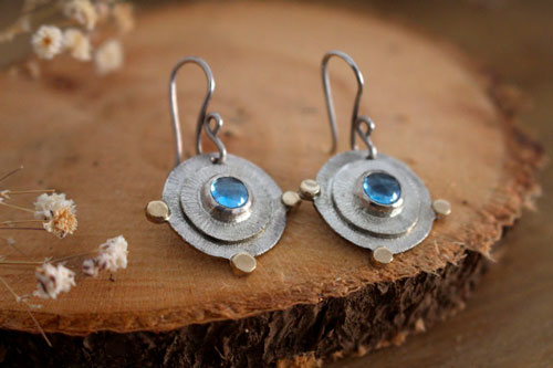 Sol de azur, aretes escape en plata, oro y zircón azul