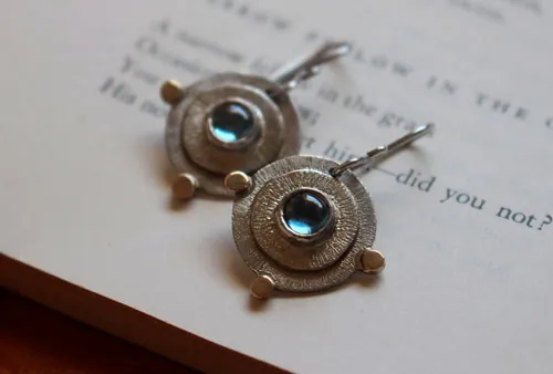 Sol de azur, aretes escape en plata, oro y zircón azul