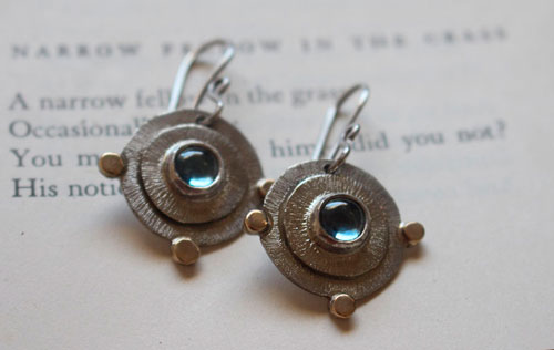 Sol de azur, aretes escape en plata, oro y zircón azul