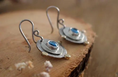 Sol de azur, aretes escape en plata, oro y zircón azul