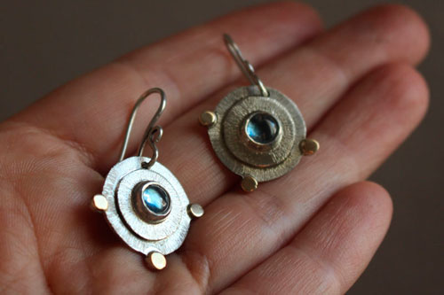 Sol de azur, aretes escape en plata, oro y zircón azul