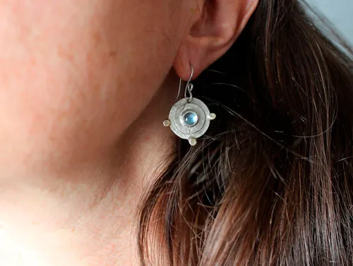 Sol de azur, aretes escape en plata, oro y zircón azul