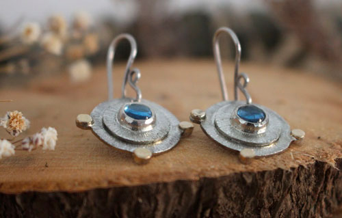 Sol de azur, aretes escape en plata, oro y zircón azul
