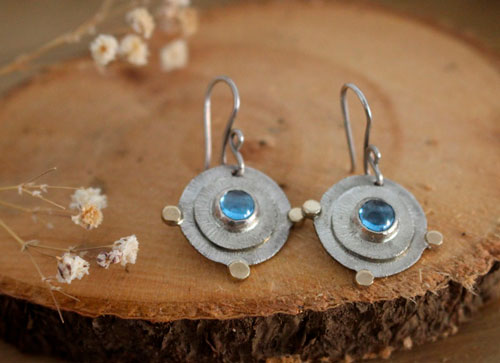 Sol de azur, aretes escape en plata, oro y zircón azul