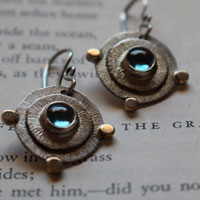 Sol de azur, aretes escape en plata, oro y zircón azul