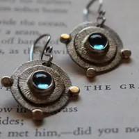 Sol de azur, aretes escape en plata, oro y zircón azul