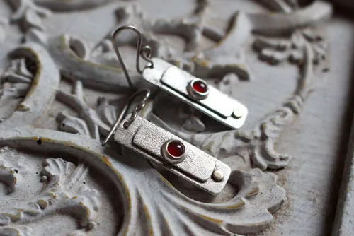 Sol rojo, aretes egipcios en plata, oro y cornalina