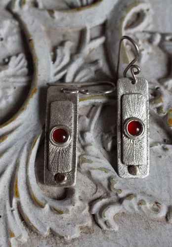 Sol rojo, aretes egipcios en plata, oro y cornalina