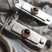 Sol rojo, aretes egipcios en plata, oro y cornalina