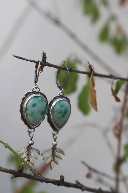Sotobosque, aretes de helecho celta en plata y jaspe
