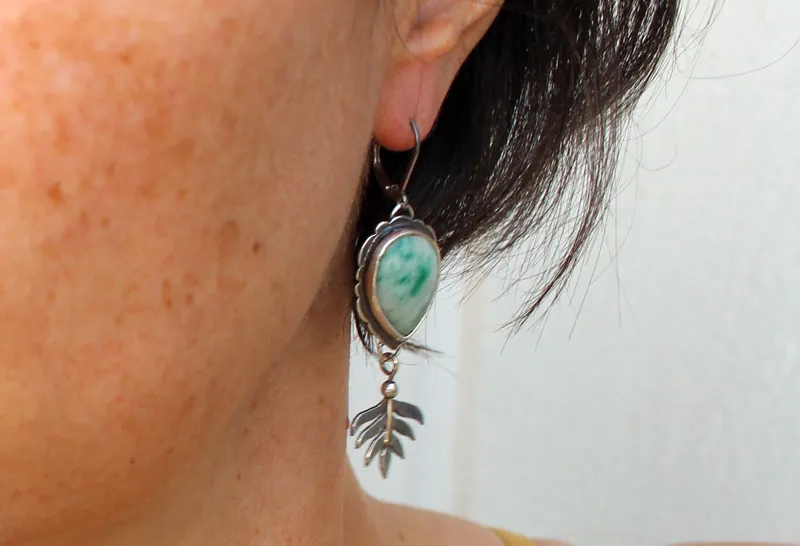 Sotobosque, aretes de helecho celta en plata y jaspe