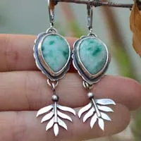 Sotobosque, aretes de helecho celta en plata y jaspe