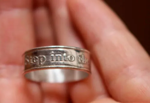 Step into the Light, anillo de aliento y espiritualidad en plata