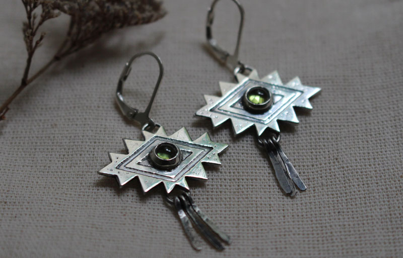 Sueño, aretes cruz azteca en plata y peridoto