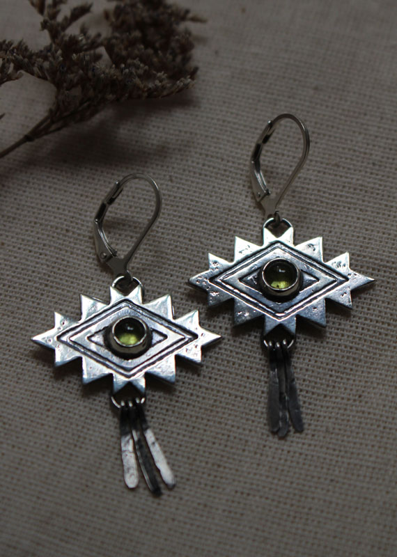 Sueño, aretes cruz azteca en plata y peridoto
