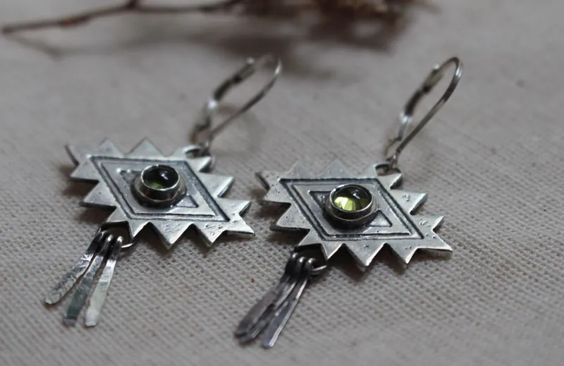 Sueño, aretes cruz azteca en plata y peridoto
