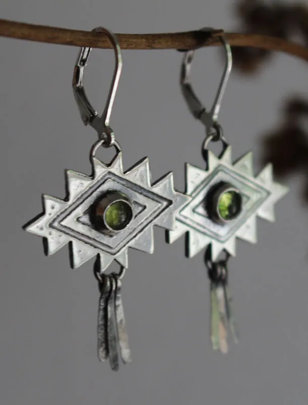 Sueño, aretes cruz azteca en plata y peridoto