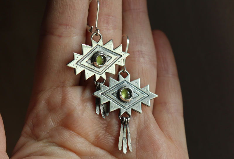 Sueño, aretes cruz azteca en plata y peridoto