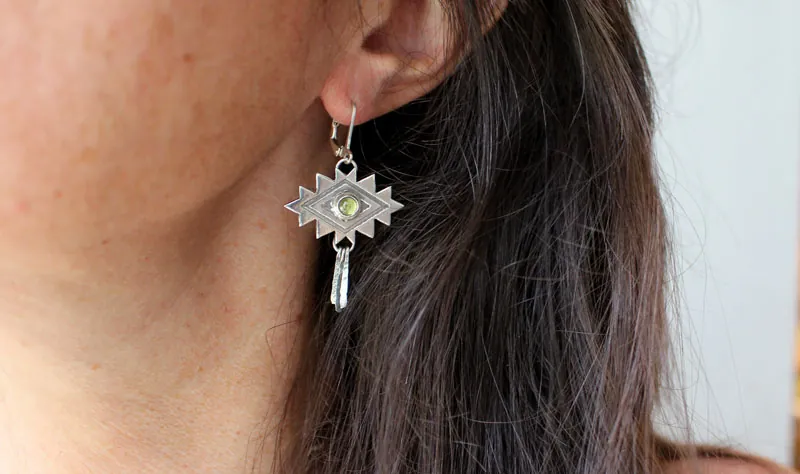 Sueño, aretes cruz azteca en plata y peridoto
