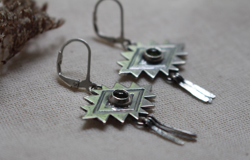 Sueño, aretes cruz azteca en plata y peridoto