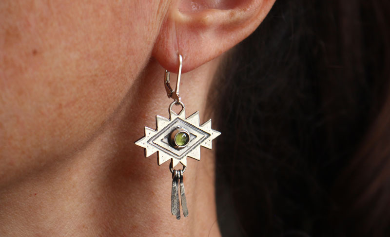 Sueño, aretes cruz azteca en plata y peridoto