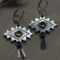 Sueño, aretes cruz azteca en plata y peridoto