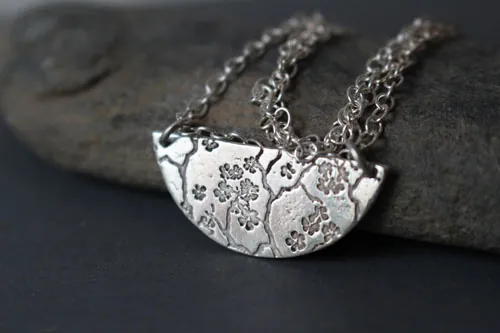 Sumiko, collar ramas y flores de cerezo japonés en plata
