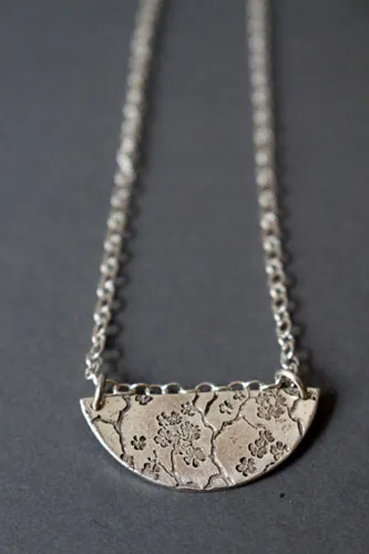 Sumiko, collar ramas y flores de cerezo japonés en plata