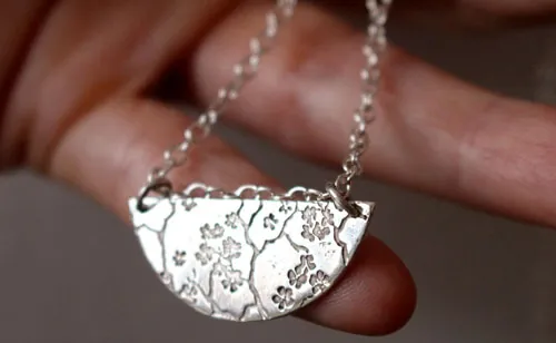 Sumiko, collar ramas y flores de cerezo japonés en plata