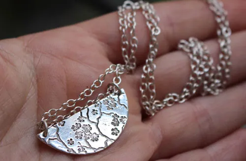 Sumiko, collar ramas y flores de cerezo japonés en plata