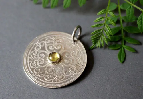 Sunilda, dije escudo medieval en plata y cuarzo amarillo