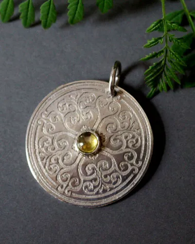 Sunilda, dije escudo medieval en plata y cuarzo amarillo