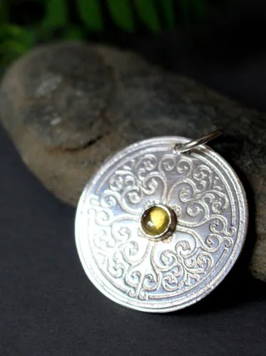 Sunilda, dije escudo medieval en plata y cuarzo amarillo