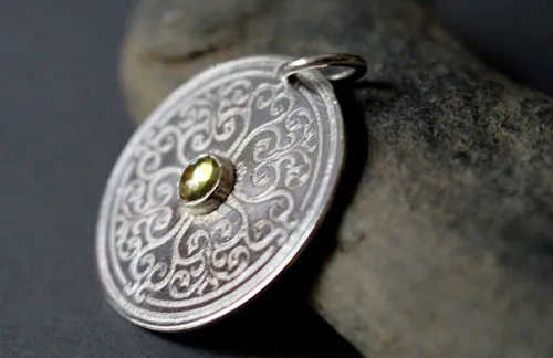 Sunilda, dije escudo medieval en plata y cuarzo amarillo