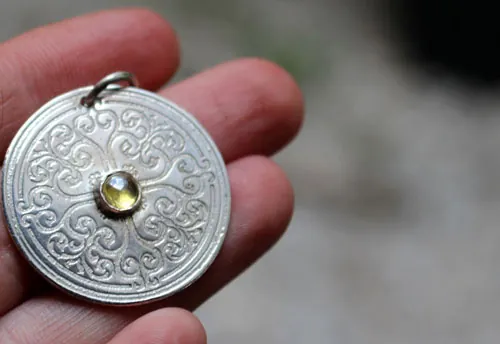Sunilda, dije escudo medieval en plata y cuarzo amarillo