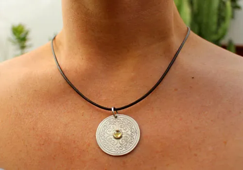Sunilda, dije escudo medieval en plata y cuarzo amarillo