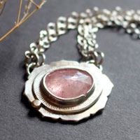 Supernova zafiro, collar de astronomía en plata, oro y zafiro rosa