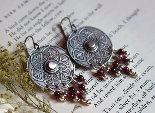 Susurro del escudo, aretes medievales en plata y granate