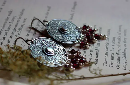 Susurro del escudo, aretes medievales en plata y granate