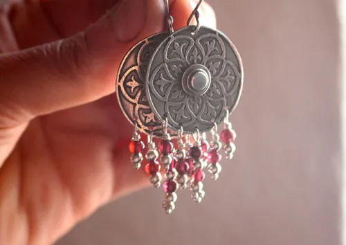 Susurro del escudo, aretes medievales en plata y granate