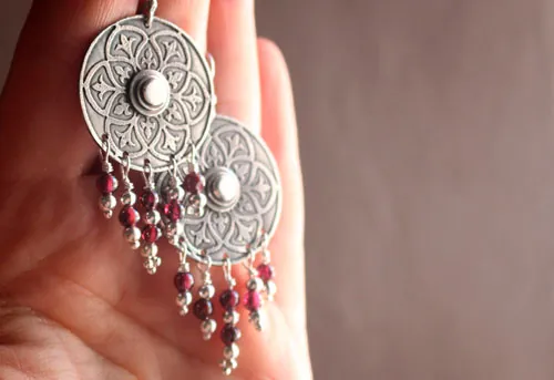 Susurro del escudo, aretes medievales en plata y granate