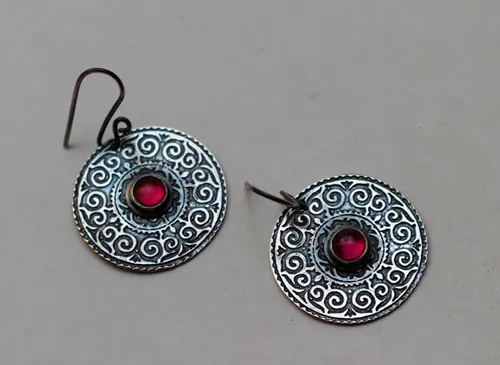 Suzani, aretes bordado asiático en plata y rubí