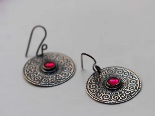 Suzani, aretes bordado asiático en plata y rubí