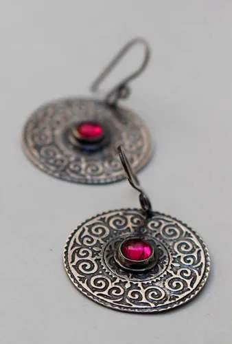 Suzani, aretes bordado asiático en plata y rubí