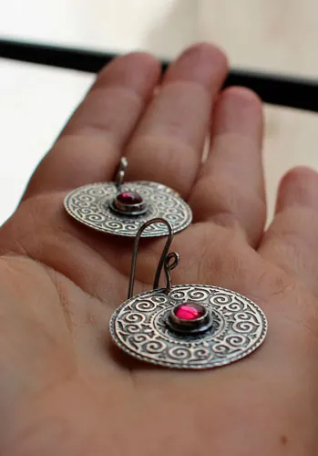 Suzani, aretes bordado asiático en plata y rubí