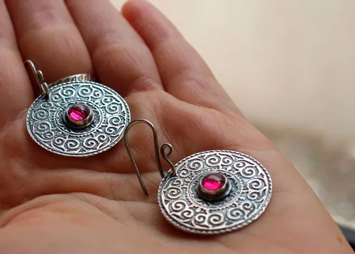 Suzani, aretes bordado asiático en plata y rubí