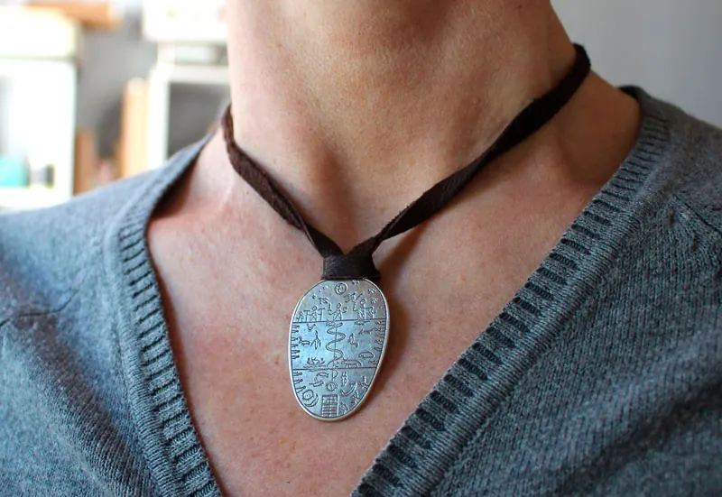 Tambor sami, collar instrumento chamánico de Laponia en plata