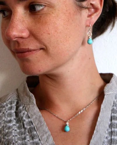 Tana, aretes y dije sangre de la tierra en plata y magnesita