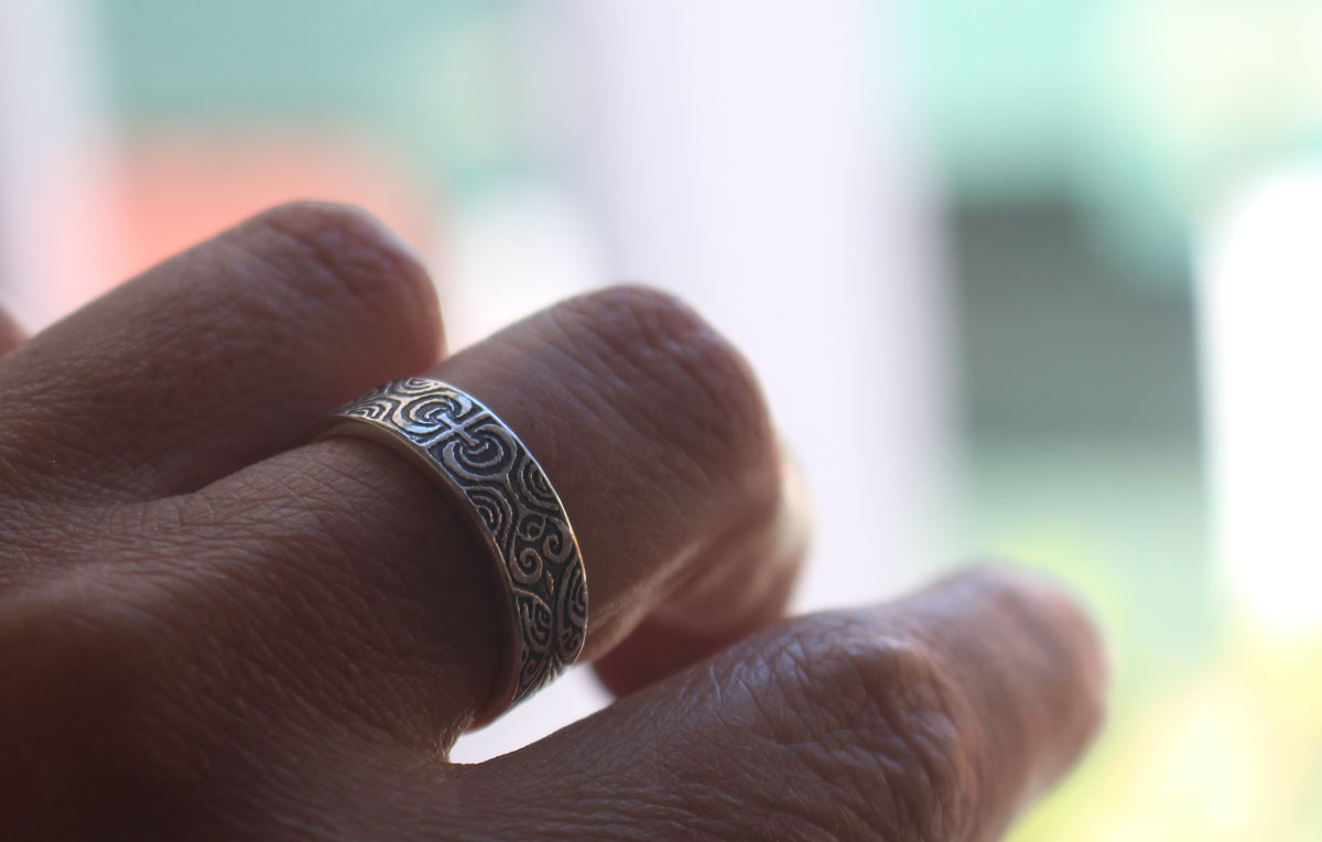 Tatuaje polinesio, anillo tradición del Pacífico en plata
